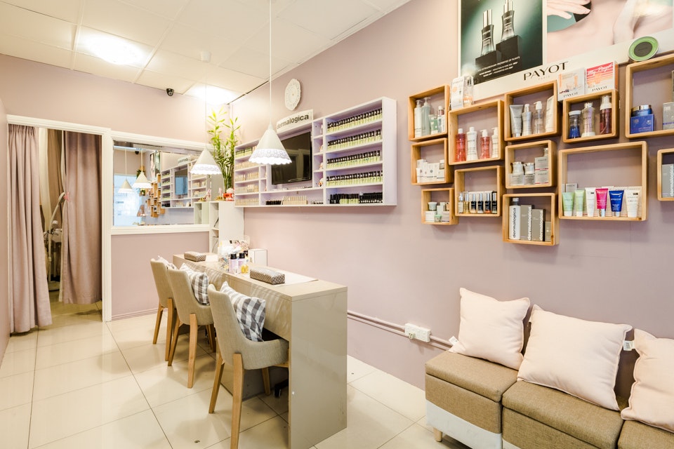 Best Acrylic Nail Salons in Milsons Point | Bookwell